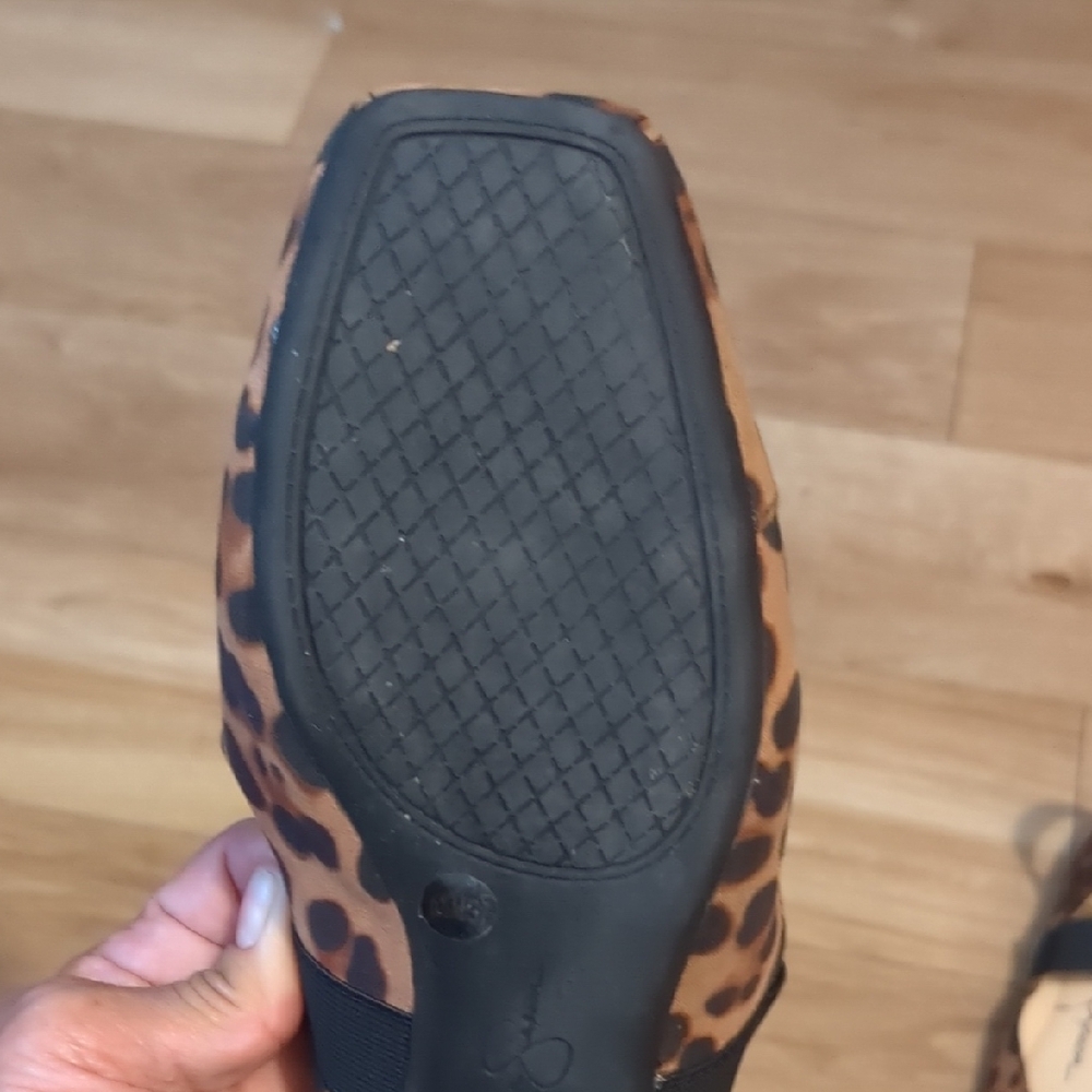 Jessica Simpson Leopard Print Ballet Flats with Black ElasticStraps - Picture 8 of 11